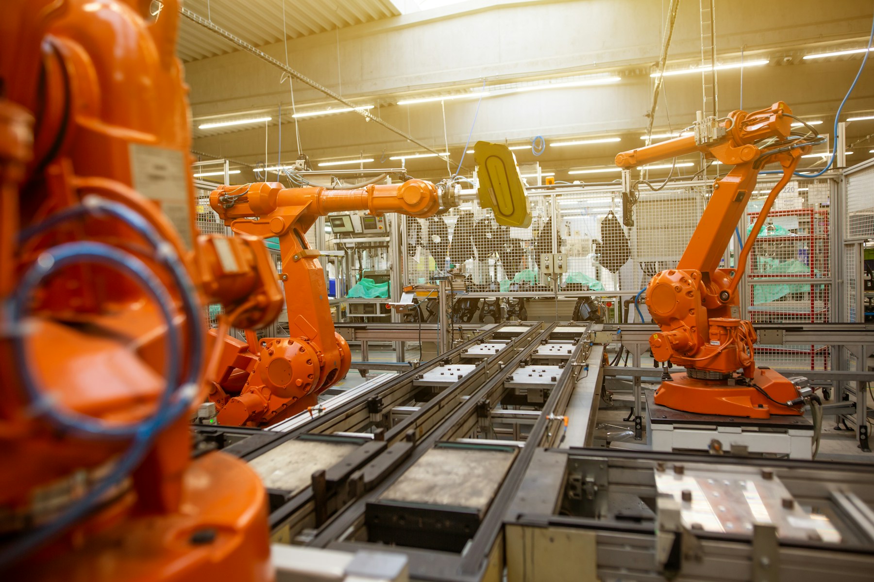 Robot industriali e sistemi di controllo su una linea di produzione automatizzata
